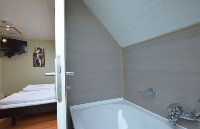 Spacious Home With Garden - Photo 19