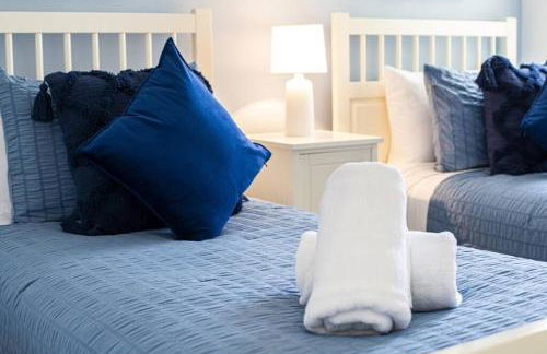 630- 3 Bedroom South facing Home with Pool Drenched in Florida Sunshine Perfect for Families - Foto 49