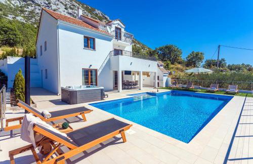 Villa Flora with a 53 sqm private pool with Cinema room with projector and 4 en-suite bedrooms - Foto 1