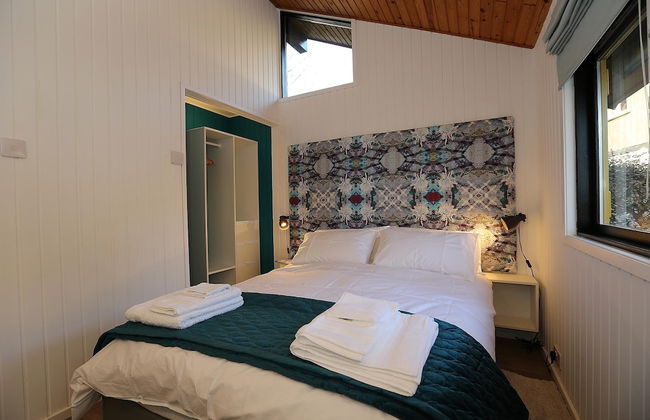 Cosy Modern Nordic Lodge w/ Loch View & Log Burner - Photo 10