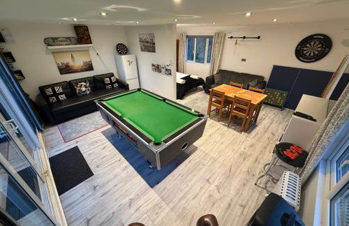 The Green Bus and the lodge - Photo 2