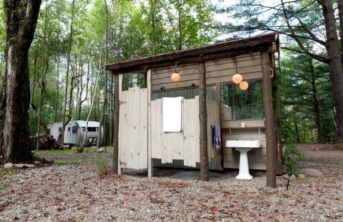 Gorgeous Fully Restored Caravan Nestled in the Trees Along Silver Lake for a Unique Vacation in Woodridge, New York - Foto 26