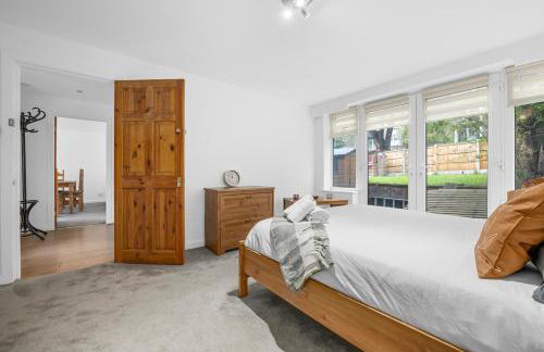 Modern 2BR Near Manchester Sleeps 6 ,Parking , Free WiFi in Middleton Ideal for Work Stays and Relaxation - Foto 11