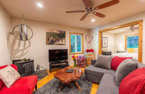 Vino Velo Retreat! Redwoods! Hot Tub!! Fire Table!! BBQ!! Game Room!! Fast WiFi!! Dog Friendly!! - Foto 13