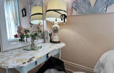 4BR 3 BA HUGE, Balcony, Cemetery, Streetcar sleeps 8! - Photo 38