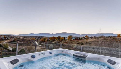 *H* 5BR Home Getaway w/HOT TUB ** - Foto 2