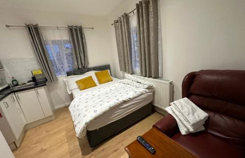 1st Studio Flat With full Private Toilet And Shower With its Own Kitchenette in Keedonwood Road Bromley A Fully Equipped Independent Studio Flat - Photo 5