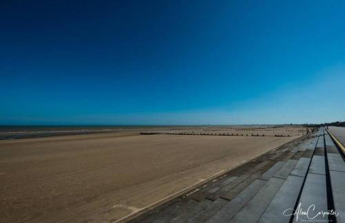 Beachside period family home. 5 BR spacious, comfortable. - Photo 3