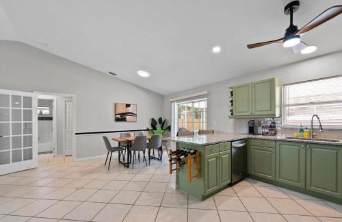 Relaxing 3BR Heated Pool & Hot Tub Retreat - Foto 10