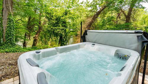 Riverside Tiny Cabin w Hot Tub, Fire Pit, & Kayaks - Foto 3, Garden, Garden view