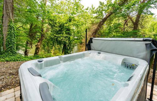 Riverside Tiny Cabin w Hot Tub, Fire Pit, & Kayaks - Foto 3