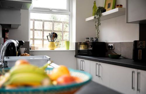 Stylish 4BR House, Sleeps 7, High-Speed Wi-Fi, Long Stay Friendly - Foto 66