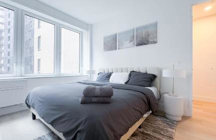 Stylish 3BR Luxury Retreat in the Heart of FiDi - Photo 9