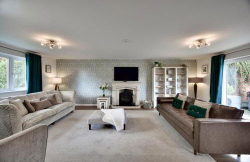Luxury 5-Bed Country House with Hot Tub, Views & Games Room, Sleeps 12 - Kent Downs - Foto 9