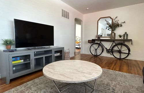 Home Sweet Idahome, feels like home with all the decor you wish you could afford King bed in master, fully fenced dog friendly yard, a few blocks from BSU and downtown Boise, Your perfect stay! - Foto 10