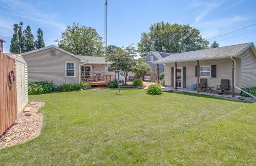 Walk to Park Waterloo Home with Furnished Deck - Foto 22