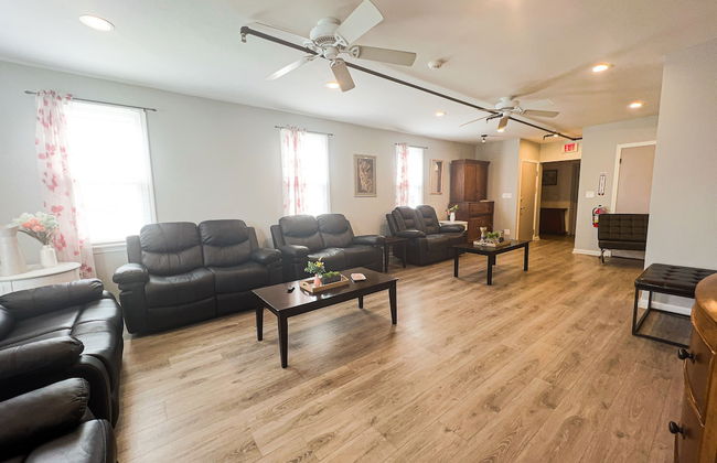 THE 1023 With Private Yard & Parking, Near Falls & Casino by Niagara Hospitality - Photo 31