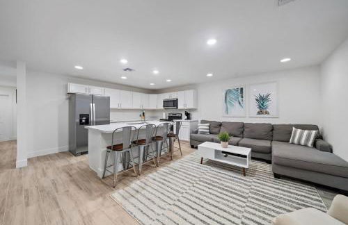 New! Few minutes to Downtown, 10 to the Beach! - Photo 2