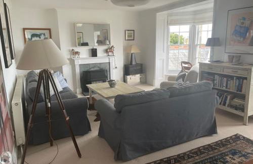 Elm Lodge charming with stunning coastal views! - Photo 15