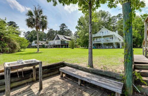 Spacious Riverfront Cottage with Dock in Green Pond! - Foto 34