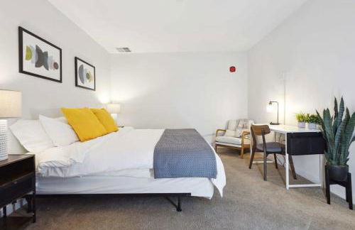 2BR Executive Downtown Apartment - Photo 30