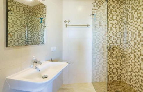 Three-Bedroom Apartment In Trullent - Photo 22