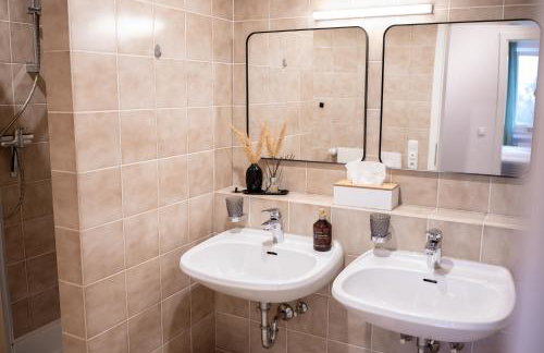 Platz für 8 Pers - C4S Come4Stay Monteure "InnArt" Boxspringbett Einzelbett Töging am Inn, Parkplatz, WLAN, Balkon, Smart TV, voll ausgestatteter Küche, Waschmaschine - Foto 13