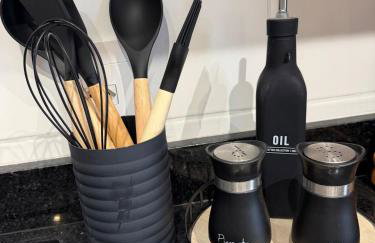 Studio 63 novo, luxuoso e completo com ar condicionado e cama Queen Size - Centro Mogi - Até 4 Pessoas - Foto 60