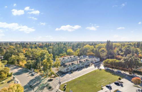 Modern Spacious Pool Apartment PET FRIENDLY - Photo 8