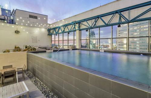 Beautiful Apt in Downtown w/Pool | Indoor Parking - Foto 2