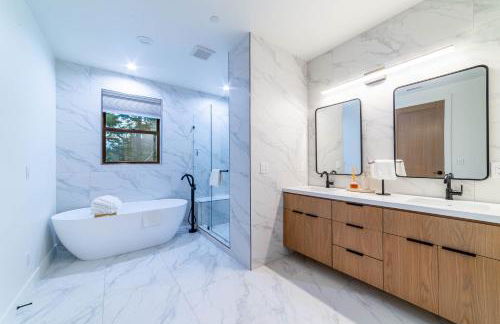 Spectacular New 4BR Townhome: Garage, Jacuzzi, BBQ - Photo 13