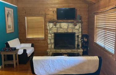HoneyComb Hideouts Bearly BeeHavin cabin - Foto 19