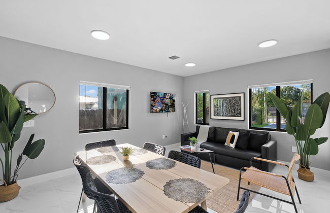 Modern 4-BR House with Free Parking - Photo 11