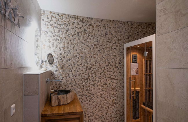 Modern Retreat With Private Sauna - Photo 16