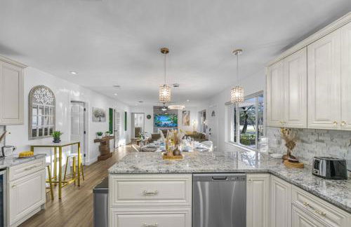 Stunning Gem Home w Heated Salt Pool & Game Room - Foto 16