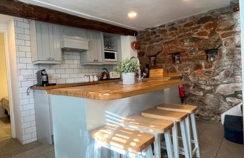 Boatsman's Cottage- sleeps 4- Garage- Mousehole - Photo 8