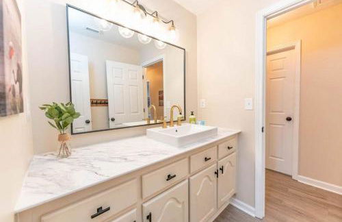 15 Min to UA Private Heated Pool Huge Yard Luxe Master - Foto 28