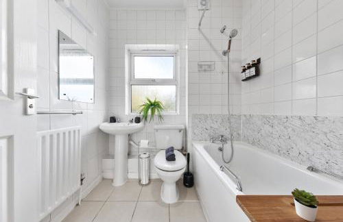 Cozylease 3 Bedroom Canary Wharf Family,Workcation, Fast WiFi, Workspace,1 stop to City - Photo 43