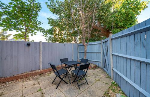 COZY 3 Bed House With Garden & Parking in Rochester, Kent Mins to Train Station, WiFi - Foto 22