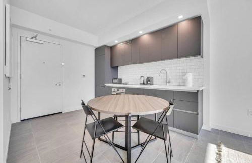 Modern 1 Bed Condo across from Bayside in Downtown - Foto 5