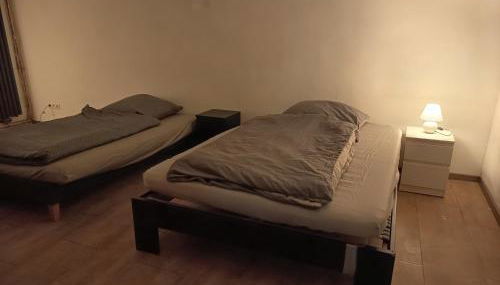 100 qm Apartment,WLAN, TV free Parking,24 h check-in, ,full kitchen,Untergeschoss ,3 Schlafzimmer -Wohnzimmer integriert - Foto 5