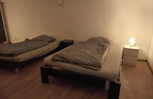 100 qm Apartment,WLAN, TV free Parking,24 h check-in, ,full kitchen,Untergeschoss ,3 Schlafzimmer -Wohnzimmer integriert - Foto 5