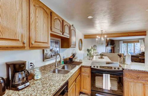 Cozy Ski Condo + Hot Tub + Fireplace + Heated Pool - Foto 26