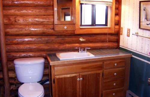 Traditional Log Cabin Rental with Deck in the Pine Forests of Columbus, Montana - Foto 7