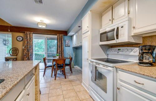 Lago Vista Golf Getaway with Decks and Pool Access! - Foto 16