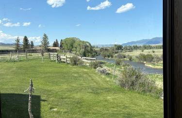 Charming Riverfront Guest House with Deck Overlooking Madison River, Near Ennis, Montana - Foto 13