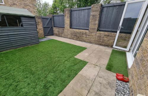 CLARITURF - 4 Bedroom Semi - Private Parking near Turf Moor, Town Centre, Transport and Motorway Links next to Canal, 3 Parks and Lake - Sky and Netflix - Foto 40