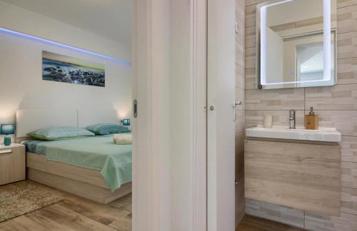 Luxury Villa with extra heated pool with hydromassage, biliard near town center and beach by WiiBuk - Foto 41