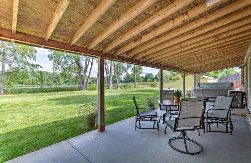 Family Home with Hot Tub - Walk to Johnson Lake! - Foto 23