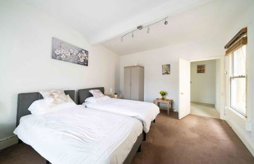 Look No Further The Stable Block in Beautiful Beaufort House 2 Bedrooms - Photo 2